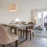 Esszimmer mit Tisch, Stühlen und Blick auf Wohnbereich