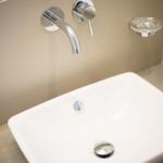 Waschbecken mit Wasserhahn und Seifenspender