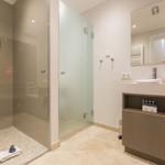 Bad mit Dusche, Spiegelschrank und Waschtisch