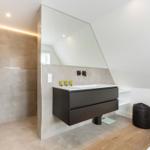 Moderne Dusche mit schwarzen Armaturen und Spiegelschrank mit Waschbecken