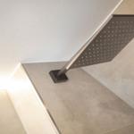Moderne Dusche mit quadratischer Regenduschkopfmontage an Wand
