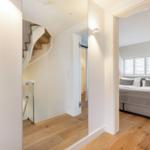 Höhlenartige Eingangshalle mit Blick auf Schlafzimmer und Treppe.