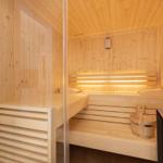 Sauna mit Holzbank, Holzwanne und Steine