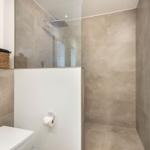 Bad mit Dusche, Toilette und Heizkörper