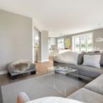 Wohnbereich mit Sofa, Kamin und Essbereich