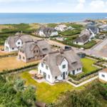 Dorfhaus mit Strohdach und Garten direkt am Meer