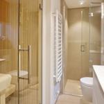 Badezimmer mit Dusche, Toilette und Waschbecken