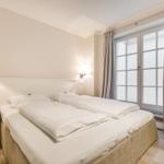 Schlafzimmer mit Doppelbett, Fenster und Nachttischen