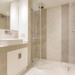 Badezimmer mit Dusche und Waschbecken