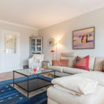 Wohnzimmer mit Sofa, Couchtisch und Wandbild