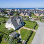 Haus mit großem Garten und Blick auf das Meer.