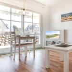 Esszimmer mit Tisch, Stühlen und Blick auf Außenbereich