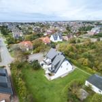 Haus mit Garten und Blick auf die Stadt und das Meer