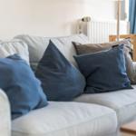 Ein Sofa mit blauen und grauen Kissen im Wohnzimmer