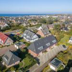 Luftbild von Häusern mit Garten und Blick auf das Meer