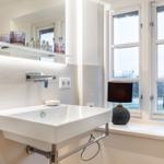 Waschbecken mit Spiegel und Fensterblick