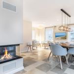 Moderne Wohn- und Essbereich mit Kamin und Holztisch