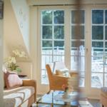 Living room with seating and view to the terrace.