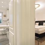Schlafzimmer mit Doppelbett und angrenzender Badewanne