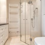 Badezimmer mit Dusche, Toilette und Waschbecken.