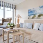 Wohnzimmer mit Sofa, Sessel und Fensterblick.