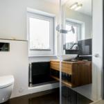 Bad mit Toilette, Waschtisch und Dusche