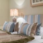 Das Bett mit Kissen und Decke im Schlafzimmer.