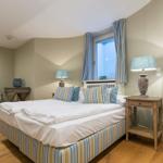 Schlafzimmer mit Bett, Nachttisch und Fenster