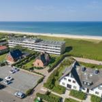 Strandferienhaus mit Parkplatz und Blick aufs Meer