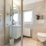 Moderne Badezimmer mit Dusche, Waschbecken und Toilette