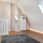 Dachgeschosszimmer mit Dachfenster, Spiegel und Schrank