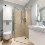 Badezimmer mit Dusche, Waschbecken und Toilette