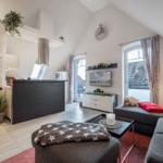 Wohnküche mit Schlafcouch, Fernseher und Fenster mit Blick.