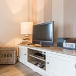 TV-Schrank mit Fernseher, Lautsprecher und Lampen