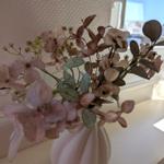 Blumenstrauß in Vase auf Fensterbank