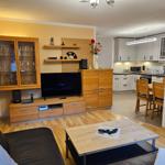 Wohnzimmer mit Fernseher LG OLED, kleine Musikanlage
W-Lan