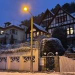 Ein ruhiger Winterblick auf das verschneite Gästehaus.