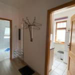 Großzügiger Flur mit Garderobe und Wendeltreppe zum Schlafzimmer.