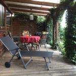 Großzügige, überdachte Terrasse für erholsame Stunden – ein Holzkohlengrill ist ebenfalls vorhanden.