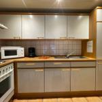 Küche mit 4-Platten-Herd, Backofen, Kühl-Gefrierschrank, Mikrowelle, Kaffeemaschine, Wasserkocher und Toaster.