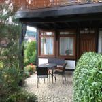 Überdachte Terrasse mit direktem Zugang zur Wohnung.
