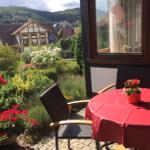 Terrasse öffnet sich zum Garten und lädt zum Entspannen ein.