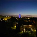 Der abendliche Blick vom Balkon, mit Sicht auf den beleuchteten Wasserturm  und dem Wahrzeichen der Insel "Das Kap"