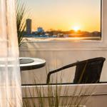 Den Sonnenuntergang neben dem Wasserturm direkt vom Sofa genießen. 
Heimathafen mit Weitblick.