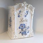 Weißer Salzstreuer mit blauen Blumen und goldener Verzierung