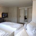 Schlafzimmer mit Bett, Kleiderschrank und Fernseher