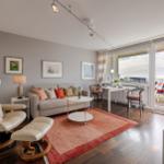 Wohnzimmer mit Sofa, Sessel und Terrasse mit Blick