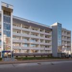 Modernes Mehrfamilienhaus mit Balkonen und Glasfassade. Nummer 9.