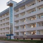 Modernes Mehrfamilienhaus mit Balkonen und Glasfassade. Hausnummer 9 sichtbar.