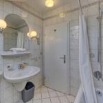 helles Tageslichtbad mit Badewanne